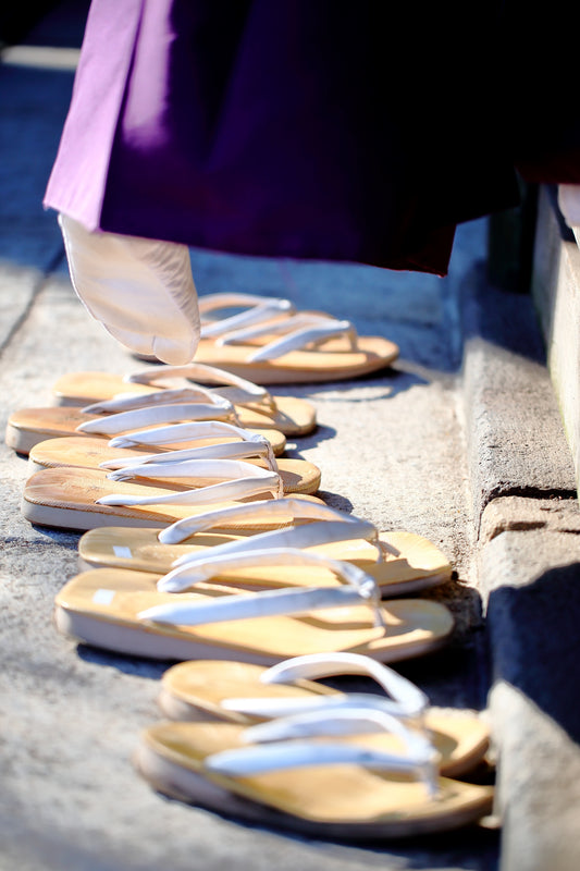 「正しい脱ぎ履き」(雪駄)-トラディション シリーズー